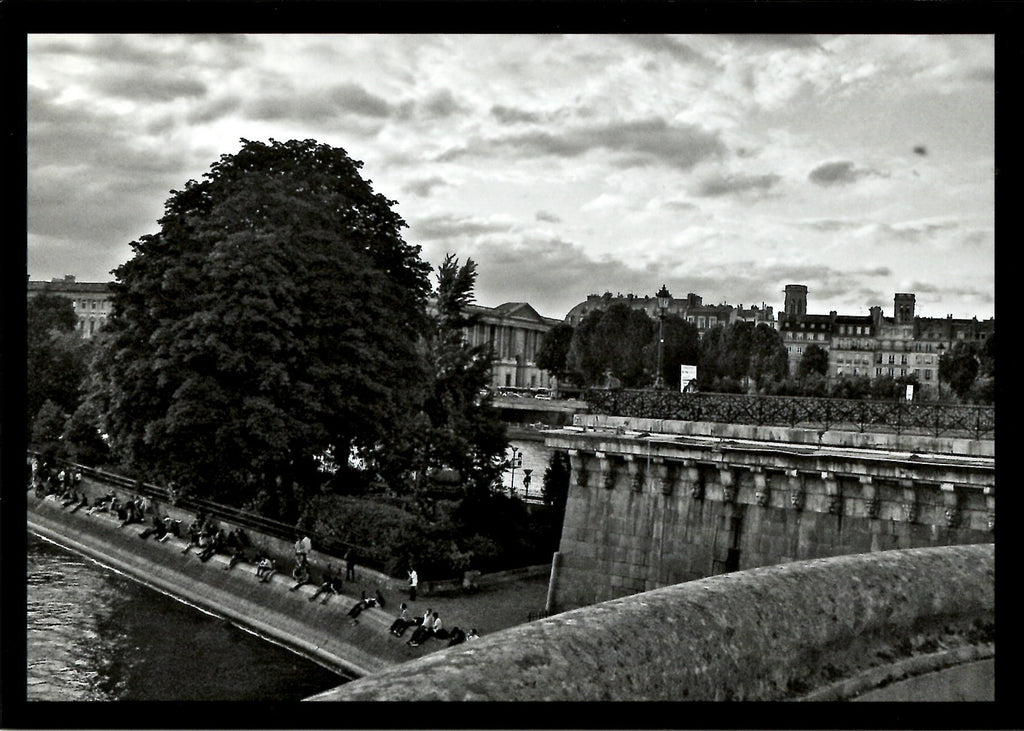 Postcard - Le Square du Vert-Galant ("The Old Rake")