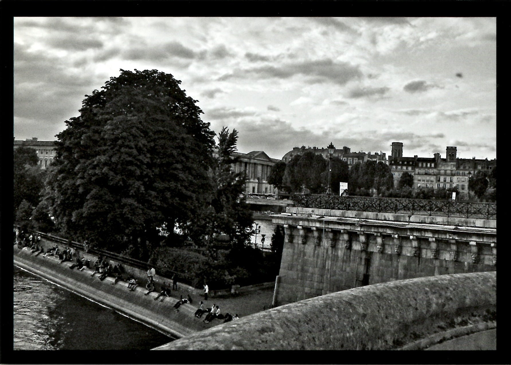 Postcard - Le Square du Vert-Galant ("The Old Rake")